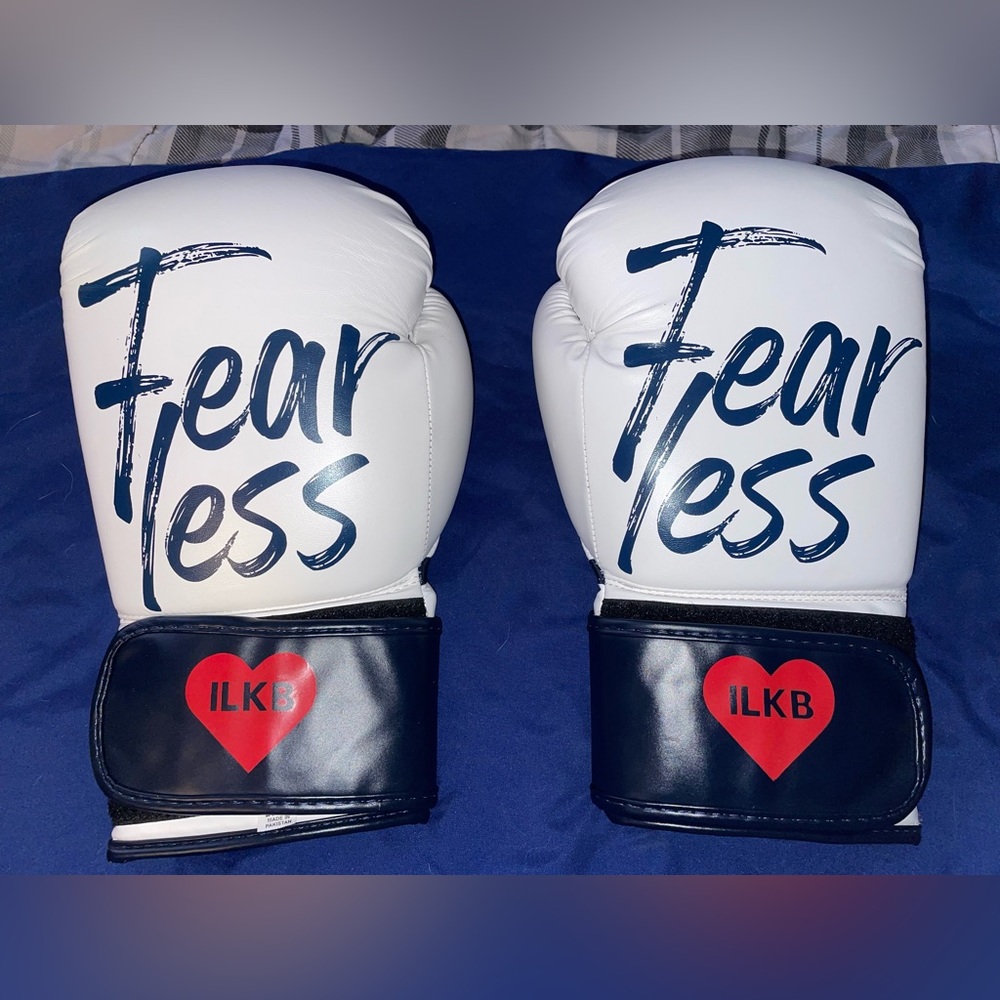 Boxing 🥊!! One size fits all 20 oz boxing gloves. Like new, great condition!